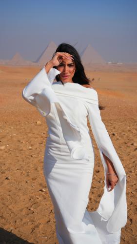 فستان ابيض ناعم