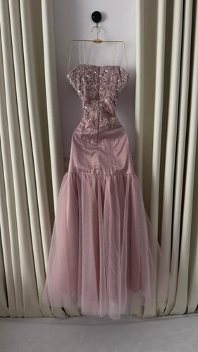 فستان تل مطرز بالكلفة والخرز – لمسة رومانسية فاخرة