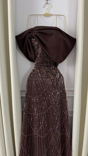 فستان سهرة بني فخم بكلفة وخرز فاخر