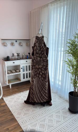 فستان سهرة طويل بلون بني فاخر