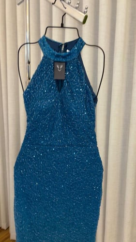 فستان سهرة أزرق متدرج مطرز ترتر لامع – قصة ضيقة بي...