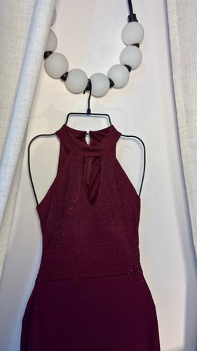 فستان سهرة طويل عنابي بترتر لامع وياقة مرتفعة