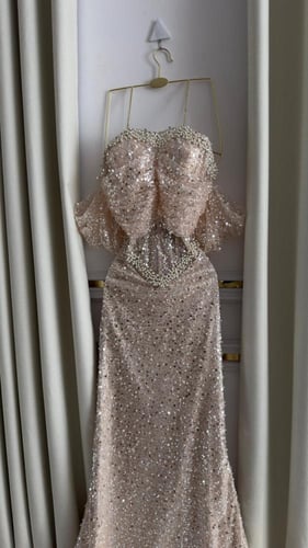 فستان سهرة لؤلؤي بتطريز ترتر ناعم وكردانة فخمة