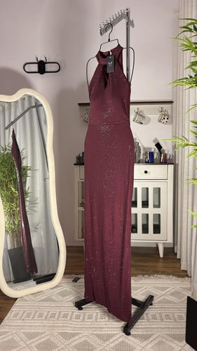 فستان سهرة طويل عنابي بترتر لامع وياقة مرتفعة