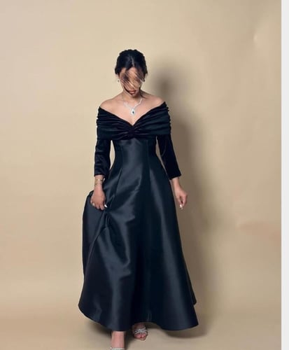 فستان اسود كلوش