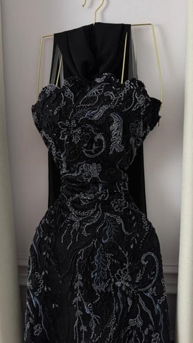 فستان سهرة أسود مطرز بكلفة فاخرة وشال منفصل