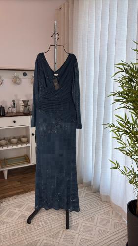 فستان فاخر بلمعة ناعمة وأناقة كلاسيكية