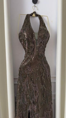 فستان دانتيل زيتي مطرز بلمعة فاخرة