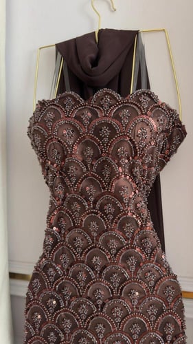 فستان كلفة سهرة مطرز بالخرز مع شال شيفون – لونين (...