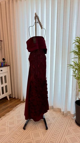 فستان سهرة فاخر بلون عنّابي أنيق، مصنوع من خامة ال...