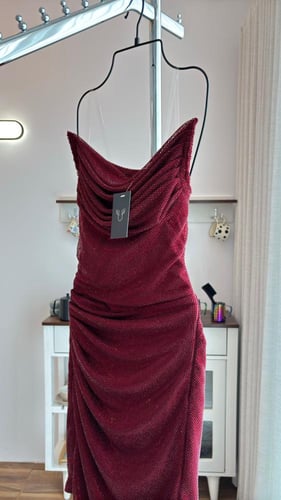 فستان سهرة “همسة بورغندي"