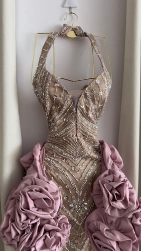 فستان تل مطرز بخرز مع جاكيت ورود من الشانطون — تصم...