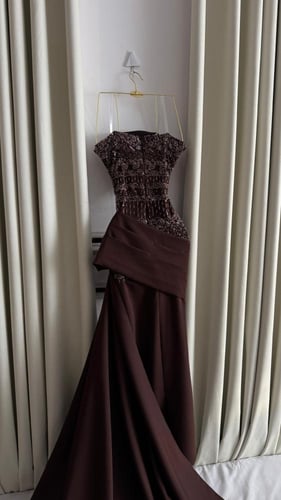 «فستان نيرڤانا — كلفة سهرة وباربي شوكولا»