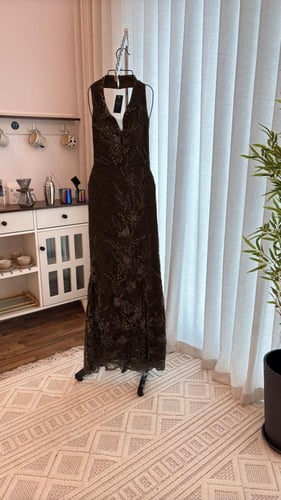 فستان سهرة أنيق مطرّز دانتيل بلون زيتي غامق