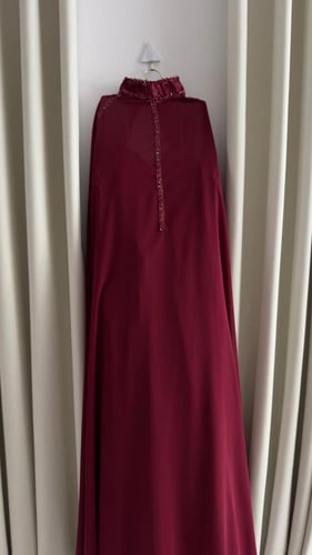 فستان سهرة قطعتين بتطريز ترتر فاخر مع كاب شيفون عو...