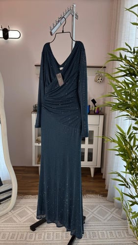 فستان فاخر بلمعة ناعمة وأناقة كلاسيكية