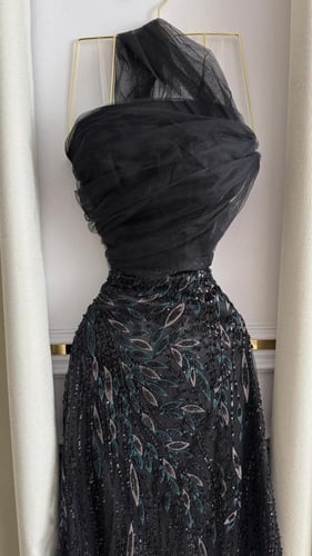 فستان تل مطرز بالكامل بخرز وكريستالات فضية — تصميم...