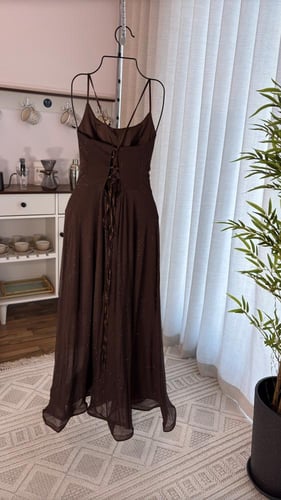 فستان بني لامع ترتر مطرز كمبيوتر بربطات خلفية كروس...