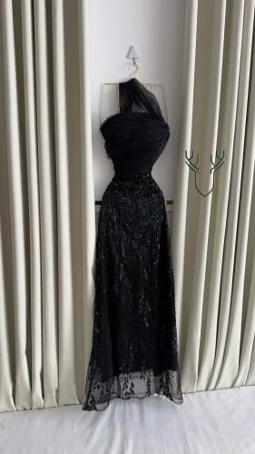 فستان تل مطرز بالكامل بخرز وكريستالات فضية — تصميم...