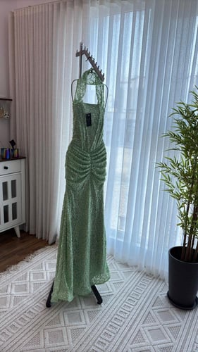 فستان سهره دانتيل مطرز – تصميم فاخر ونعومة فخمة