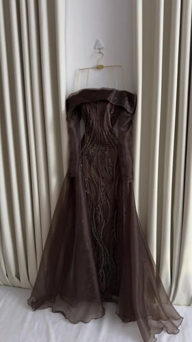 فستان أورجنزا مطرز — كلفة سهرة فاخرة بذيل وأكمام ش...