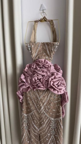 فستان تل مطرز بخرز مع جاكيت ورود من الشانطون — تصم...