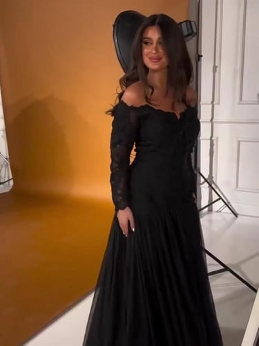 فستان الدانتيل الأسود الملكي