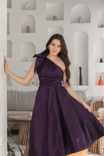 فستان عنابي بلاسيه