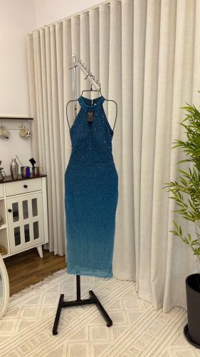 فستان سهرة أزرق متدرج مطرز ترتر لامع – قصة ضيقة بي...