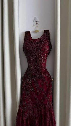 فستان سهرة دانتيل مطرز بالخرز مع وشاح شيفون فاخر