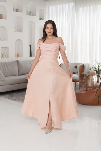 فستان لحمي فاتح