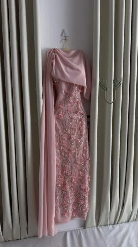 فستان وردي مطرز بكلفة فخمة وشال شيفون ناعم