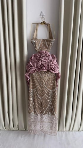 فستان تل مطرز بخرز مع جاكيت ورود من الشانطون — تصم...