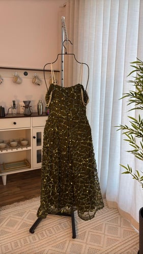 فستان ميد التفاحي بالترتر