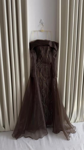 فستان أورجنزا مطرز — كلفة سهرة فاخرة بذيل وأكمام ش...