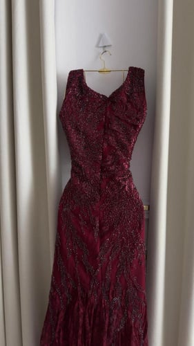 فستان سهرة مطرز بتصميم الورود اللامعة مع شال شيفون...