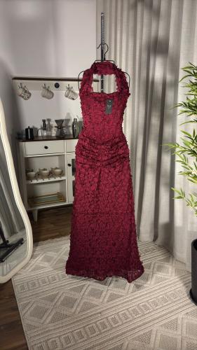 فستان سهرة لمعه عنابي ورود بتصميم هالتر فاخر