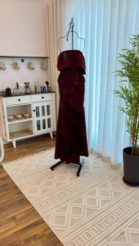 فستان سهرة فاخر بلون عنّابي أنيق، مصنوع من خامة ال...