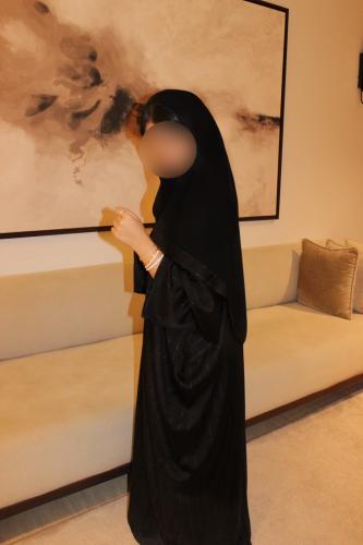 Black quarter-bisht abaya in silk