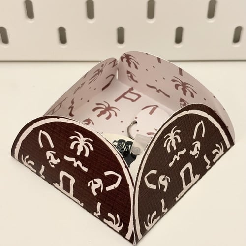 بوكس مع ميدالية المؤسس