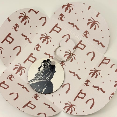 بوكس مع ميدالية المؤسس