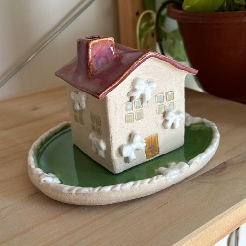 مبخرة الكوخ الفيونكة البيضاء