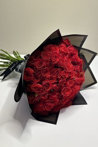 باقة بيبي جوري أحمر بتغليف اسود