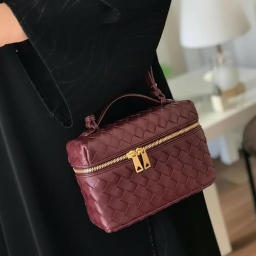 بوتيغا فانيتي | عنابي