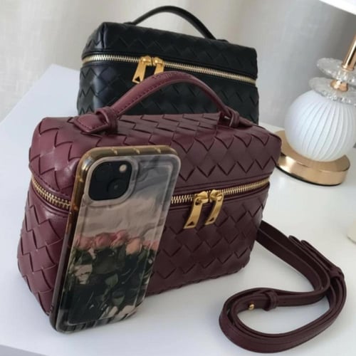 بوتيغا فانيتي | عنابي