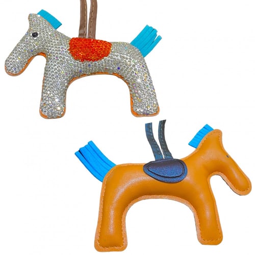 تعليقة حصان كريستال