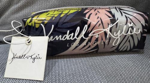 حقيبة مستحضرات تجميل صغيرة .