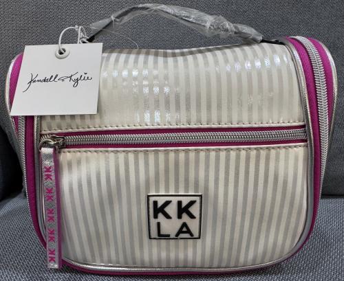 حقيبة مستحضرات تجميل كبيرة مع تقسيمات عديدة.