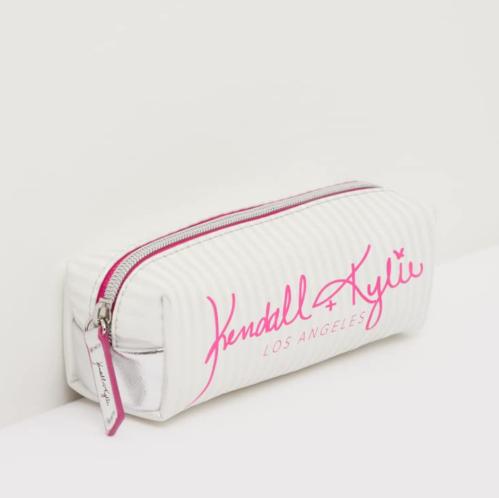 حقيبة مستحضرات تجميل صغيرة لامعة.