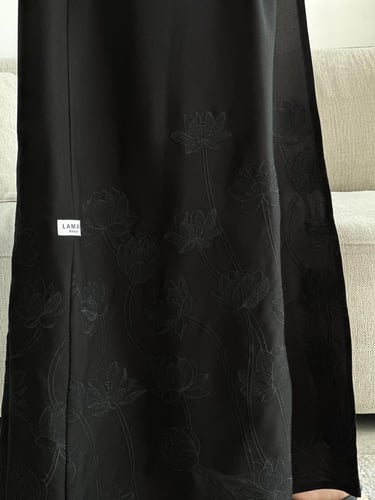 عباية كتان مطرز بالأسود الزري بقصة نصف كلوش